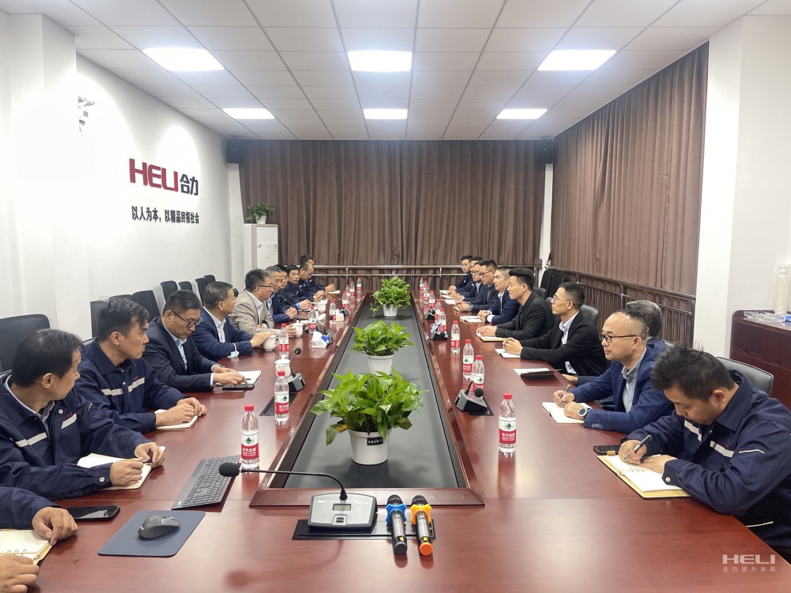 与上海合力昆山、嘉定分公司员工互换座谈.jpg